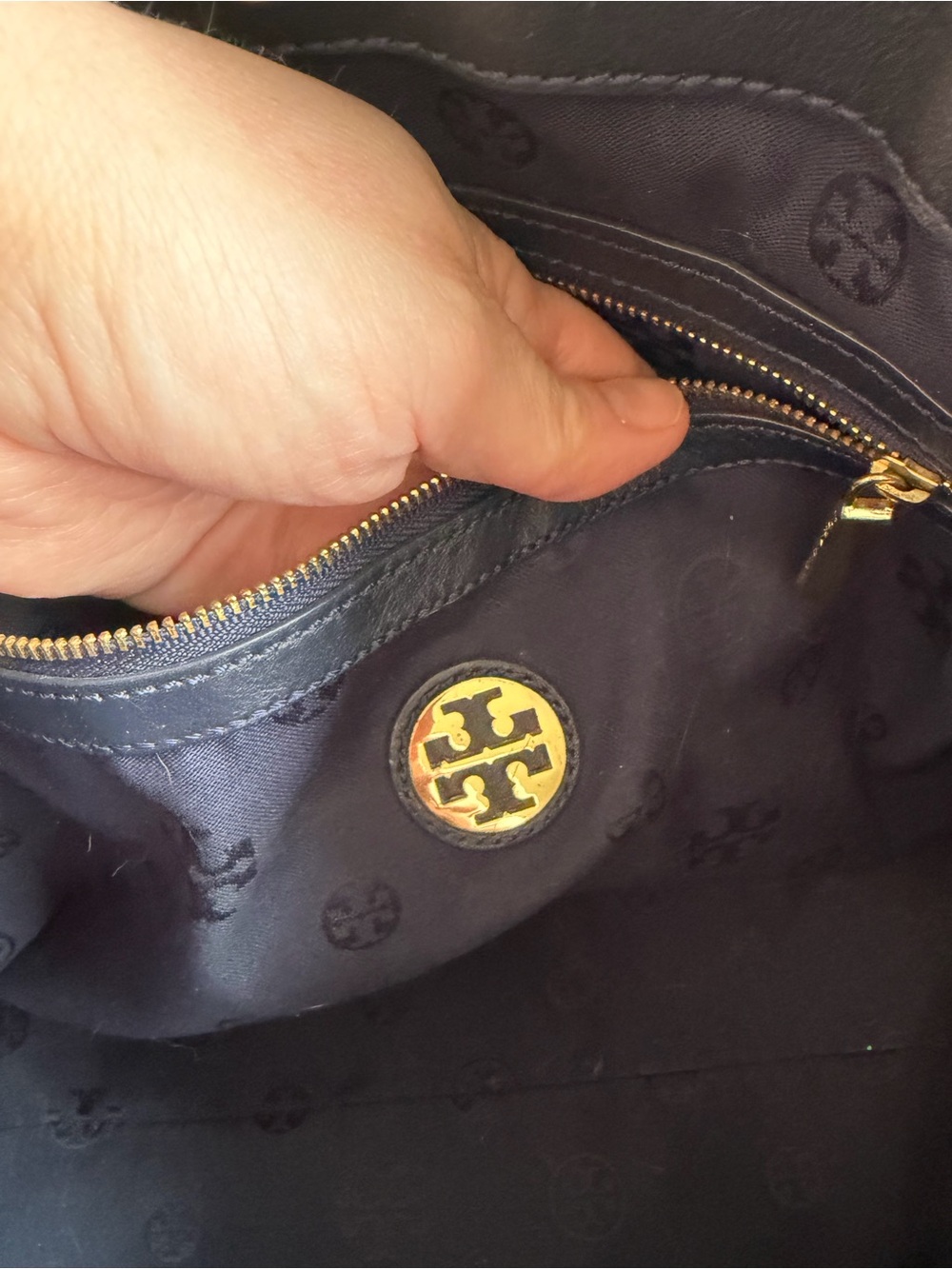 Tory Burch Holly East West Navy Leather Logo Tote Bag - Picture 3 of 6
